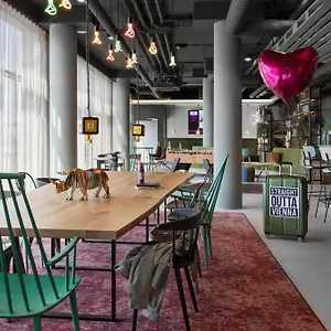 Moxy East Отель Вена